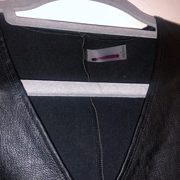 Commando FAUX LEATHER V-NECK BODYSUIT - Picture 3 of 4
